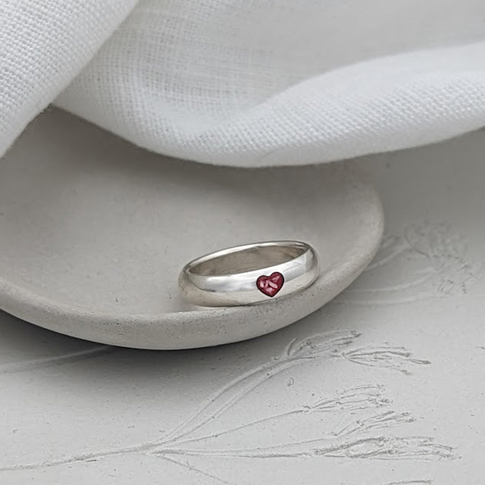 Memorial Ashes Inlaid Heart Court Ring