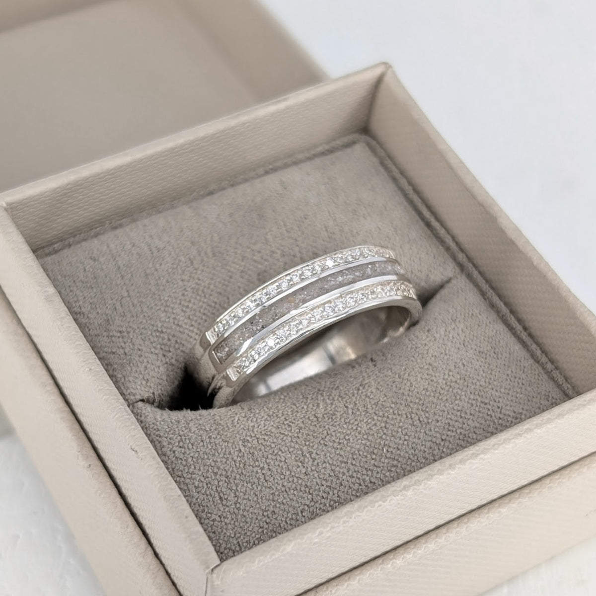 MEMORIAL ASHES 'ETERNITY' RING
