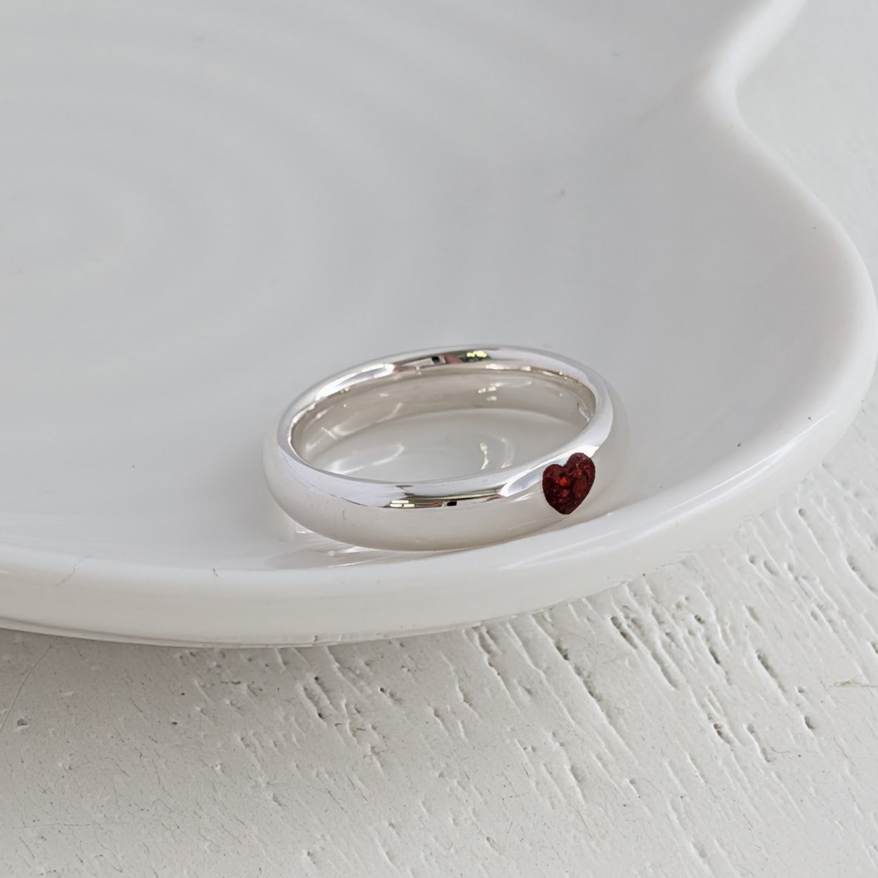 Memorial Ashes Court Ring with Inlaid Heart detail