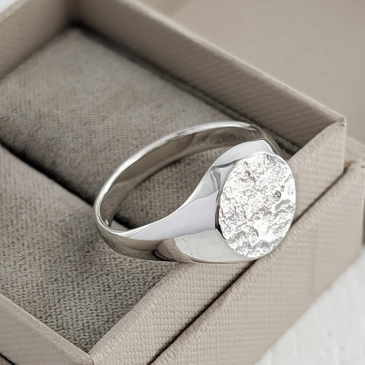 Ashes imprinted into jewellery - ashes ring