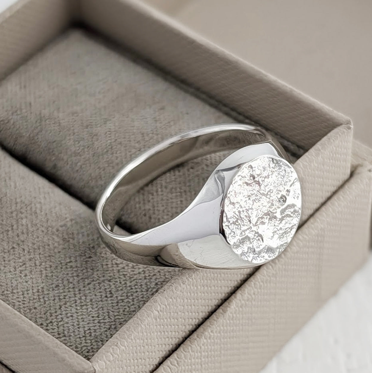 Ashes imprinted into jewellery - ashes ring