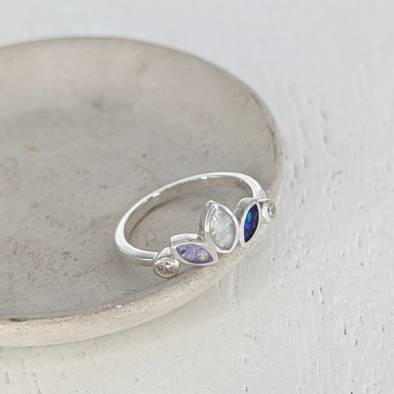 MEMORIAL ASHES 'TRINITY' RING