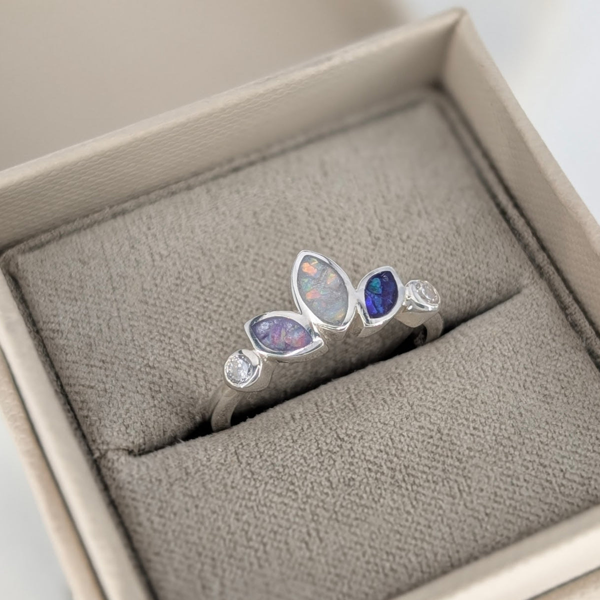 MEMORIAL ASHES 'TRINITY' RING