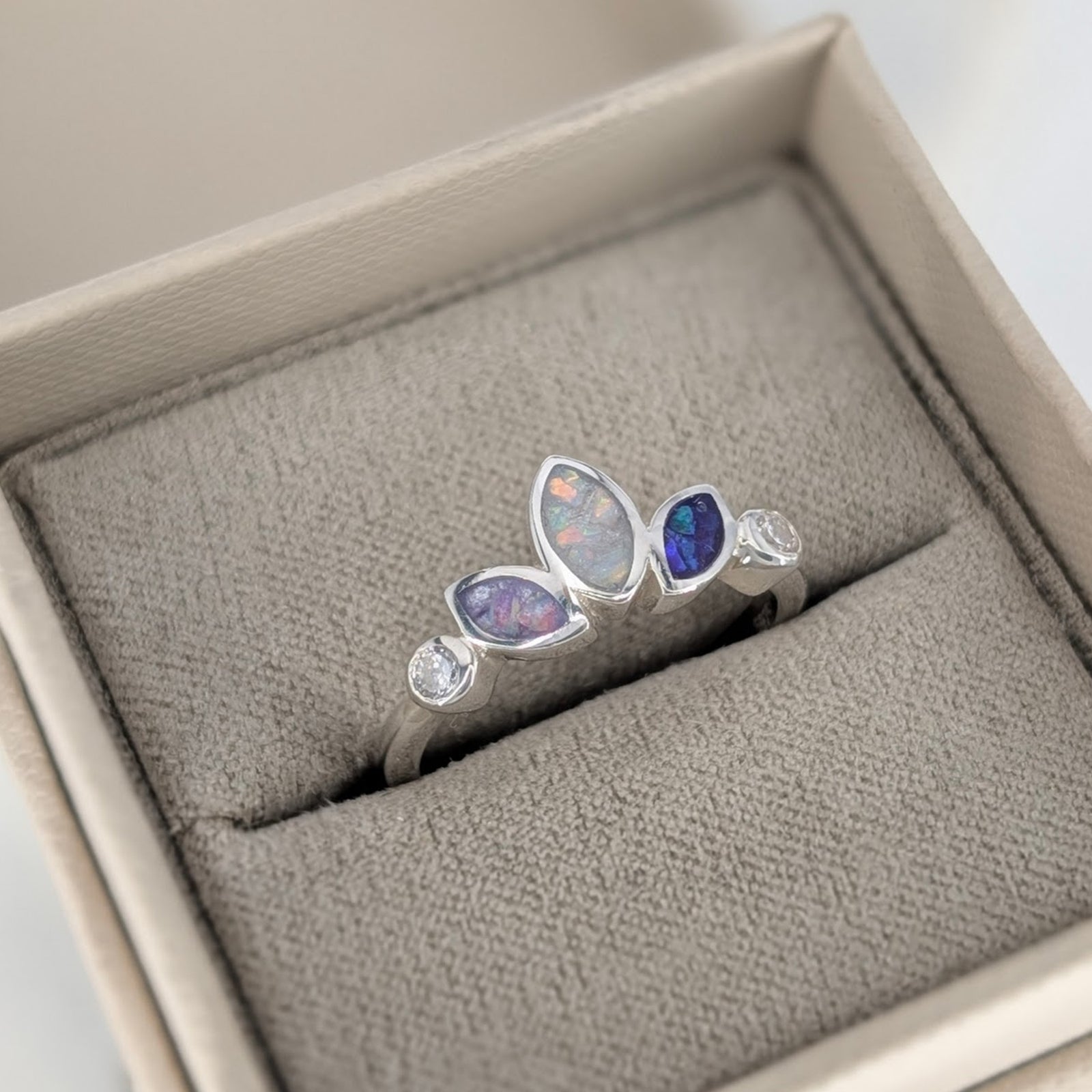 MEMORIAL ASHES 'TRINITY' RING