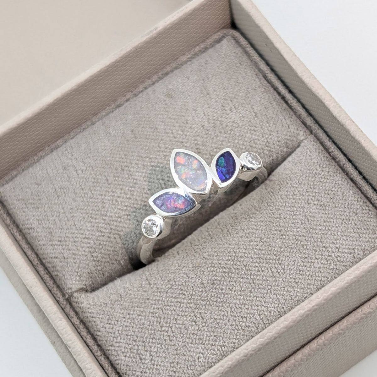 MEMORIAL ASHES 'TRINITY' RING