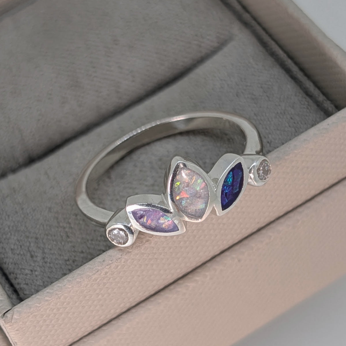 MEMORIAL ASHES 'TRINITY' RING