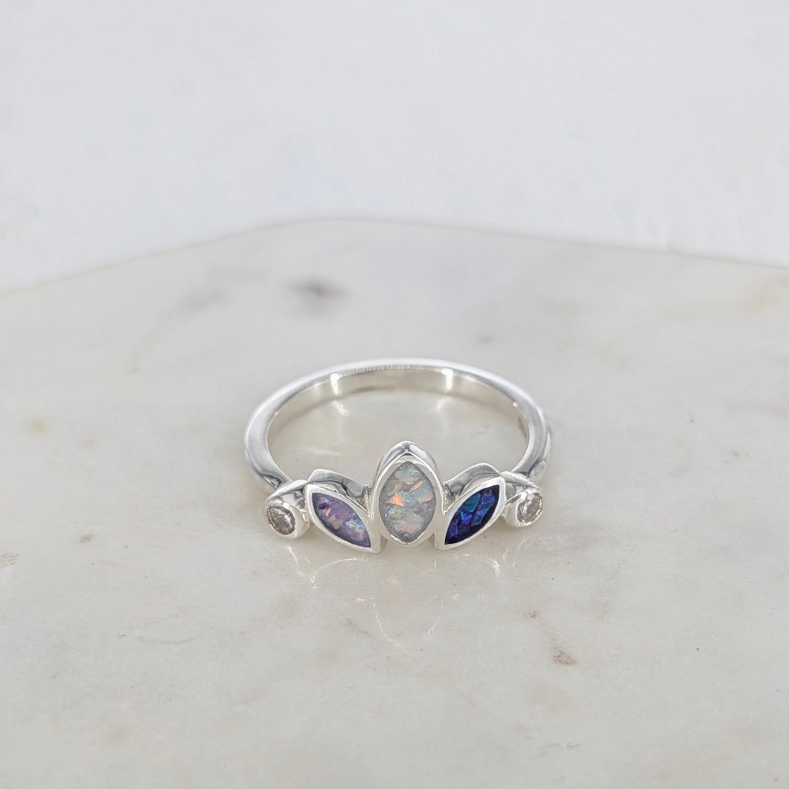 MEMORIAL ASHES 'TRINITY' RING