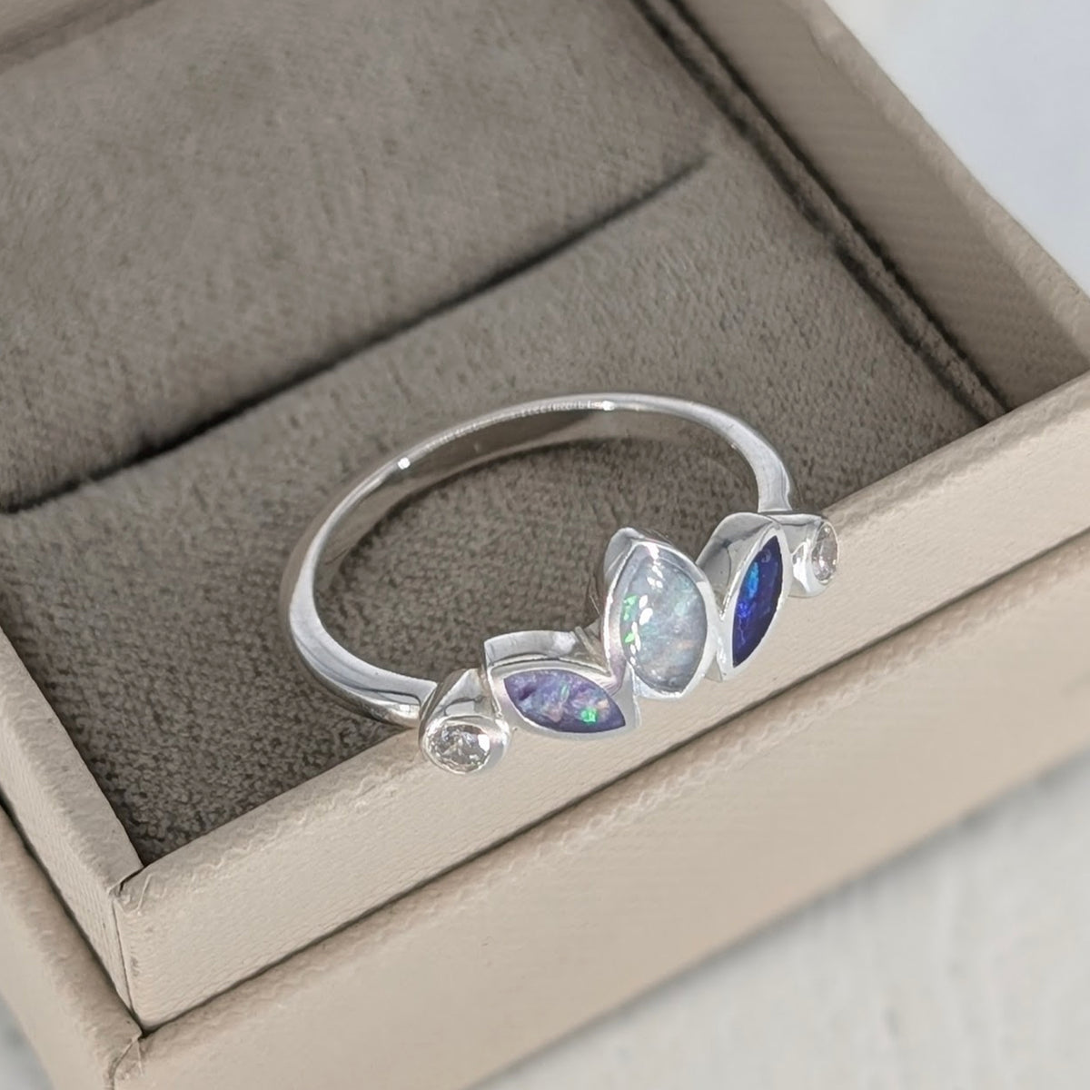 MEMORIAL ASHES 'TRINITY' RING