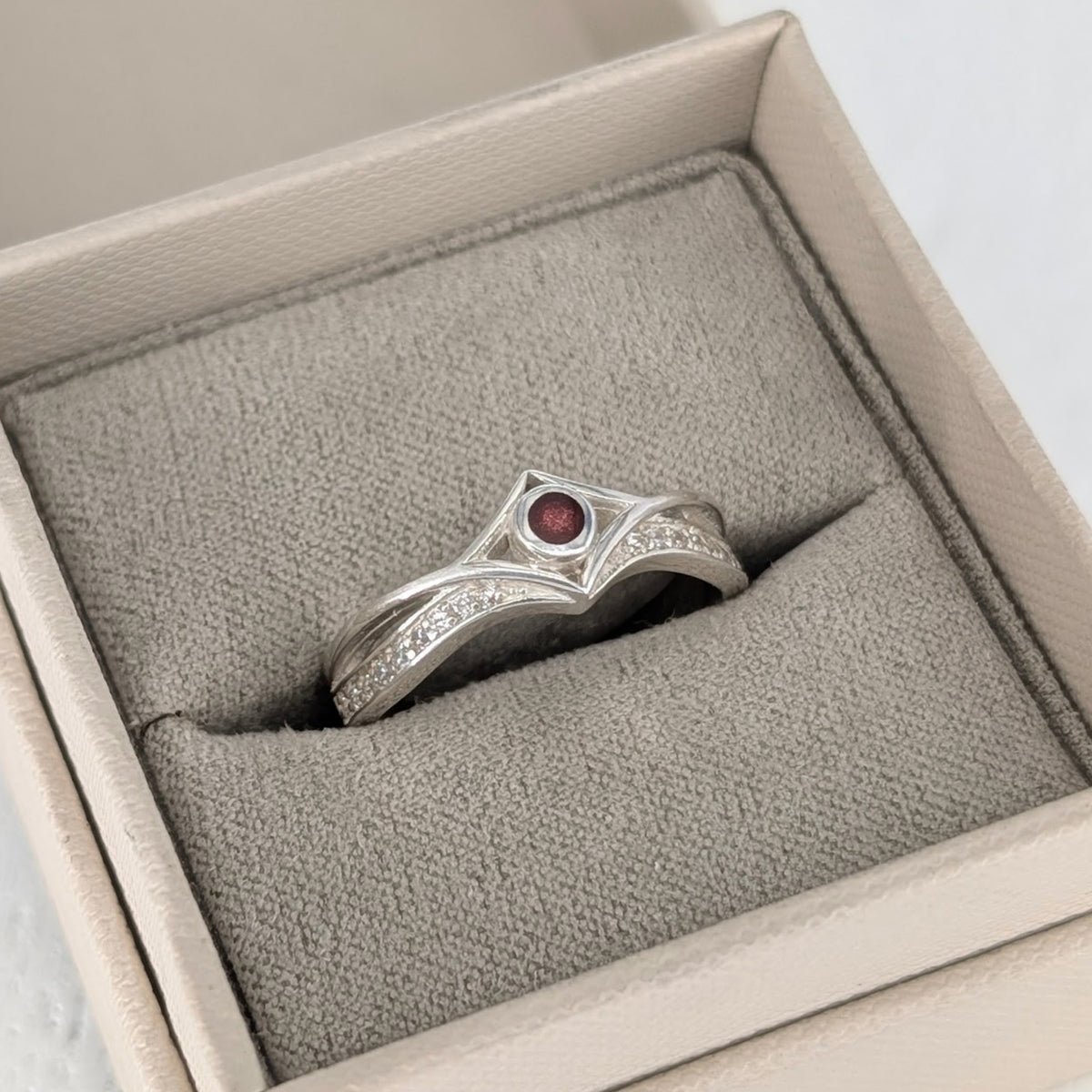 MEMORIAL ASHES 'WISH' RING