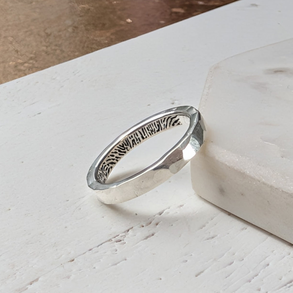 FINGERPRINT SLIM RING - HAMMERED TEXTURE