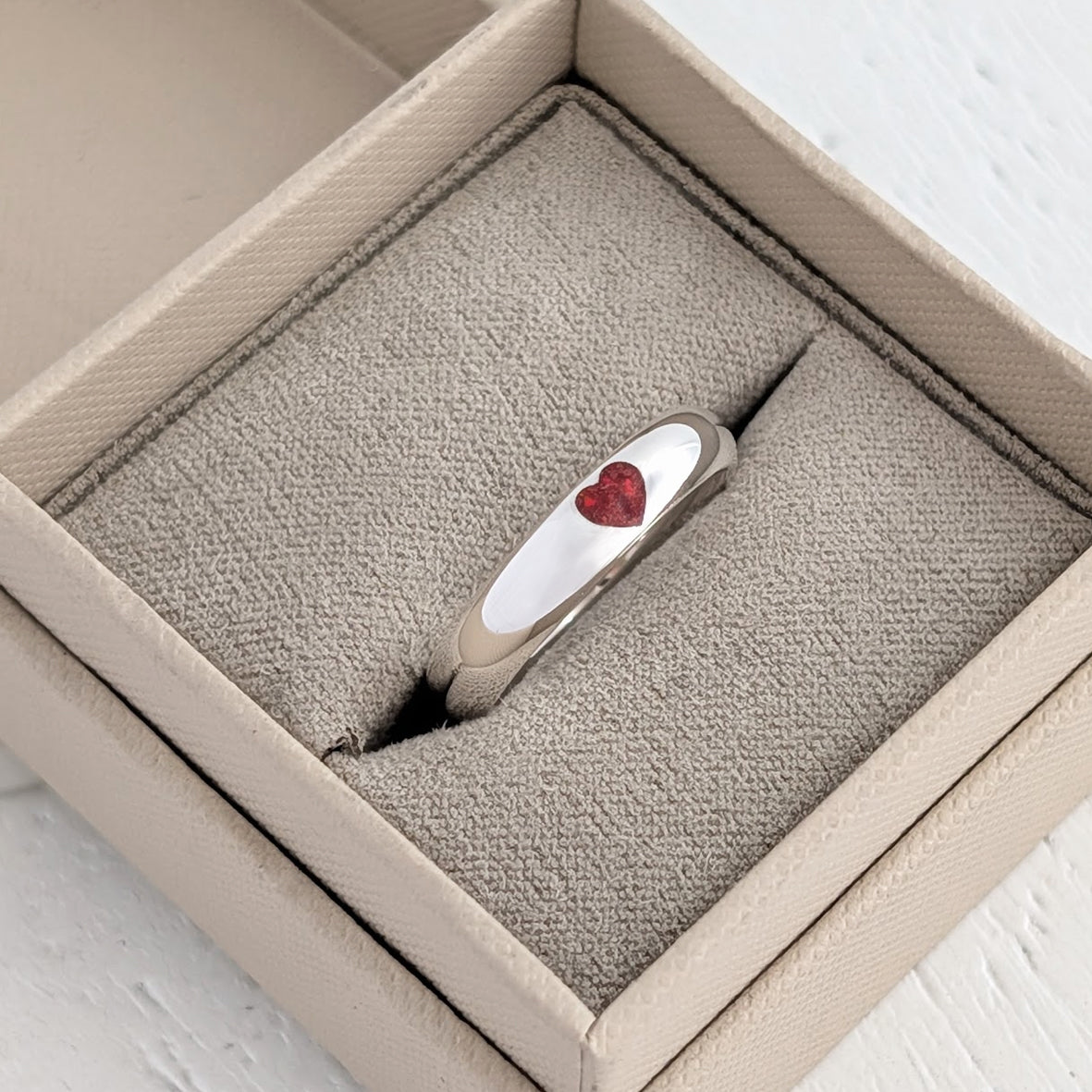Memorial Ashes Court Ring with Inlaid Heart detail