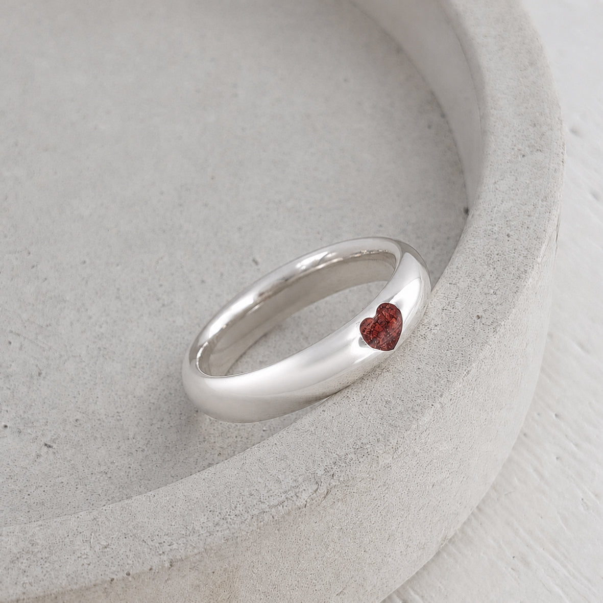 Cremation Ashes Court Ring with heart detail
