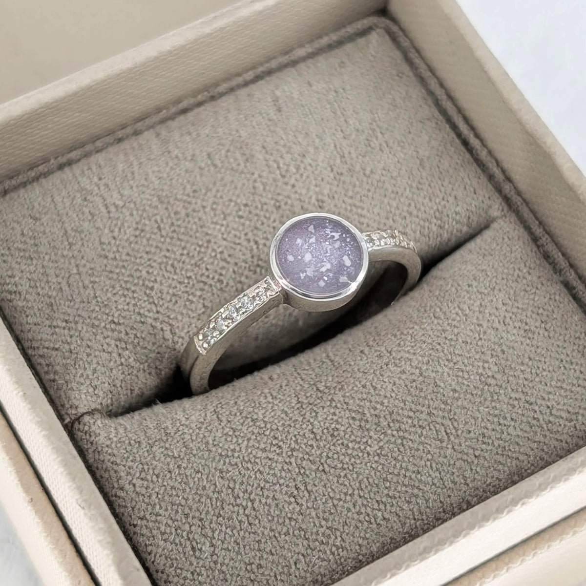 Cremation ashes jewellery ring with round ashes setting in sterling silver