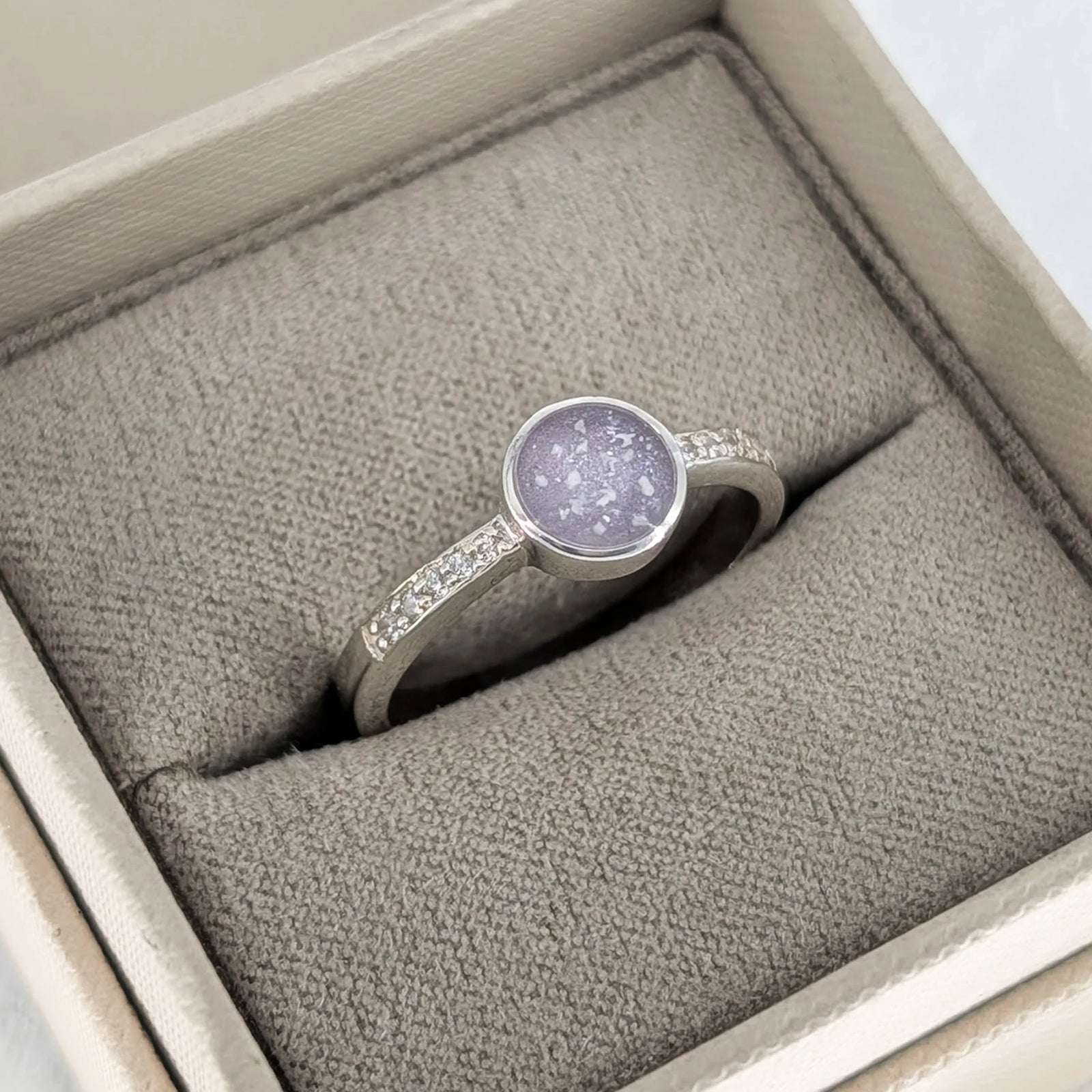 Cremation ashes jewellery ring with round ashes setting in sterling silver
