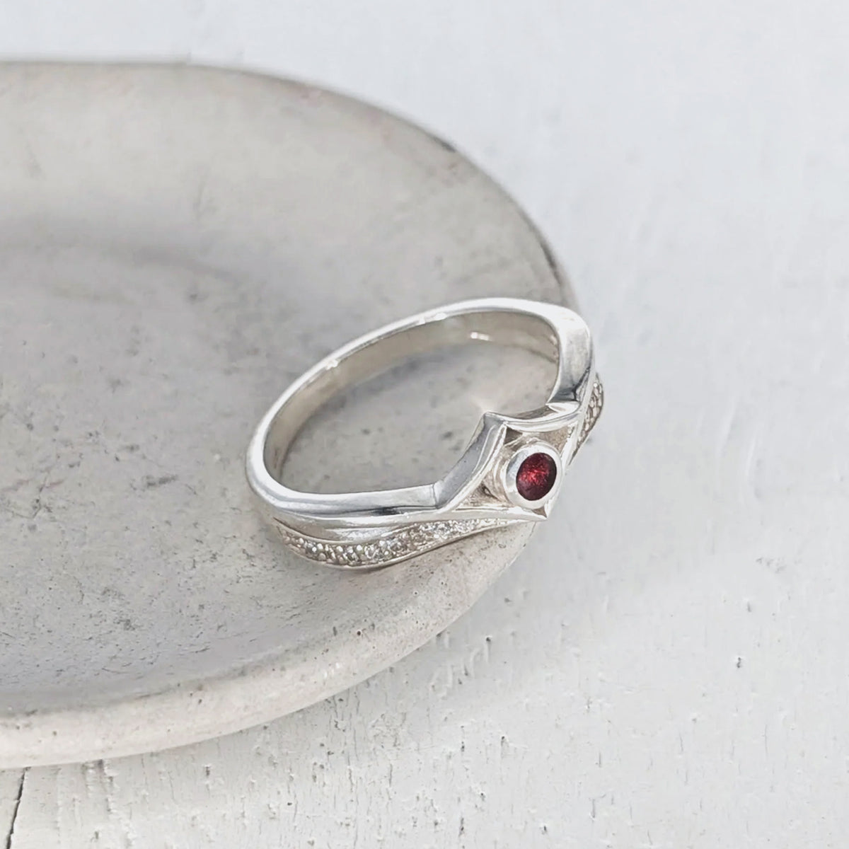 Memorial ashes jewellery ring in sterling silver with subtle central ashes setting