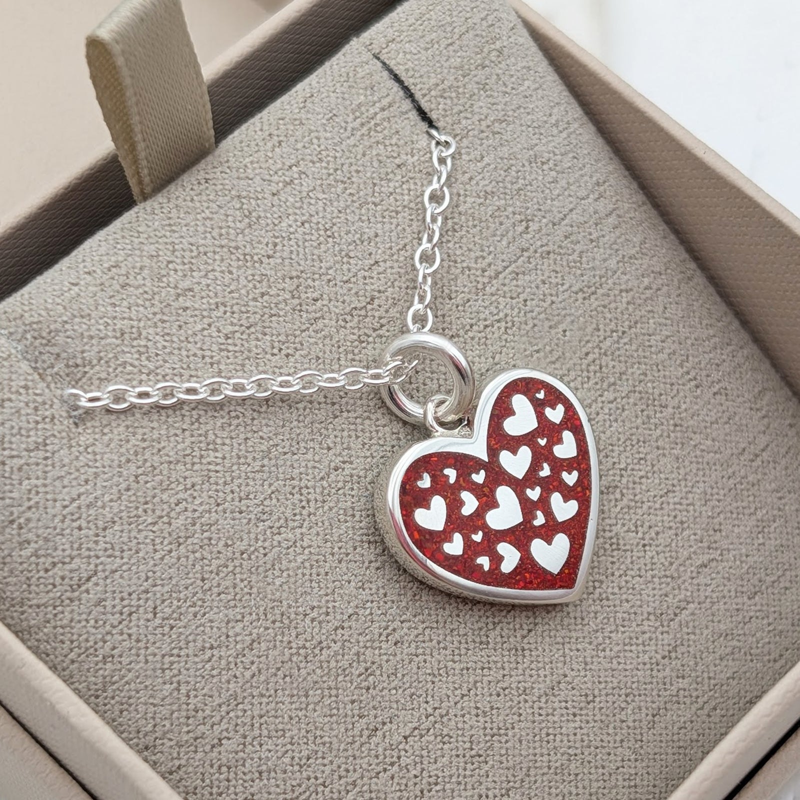 Ashes into jewellery - Hold upon Heart