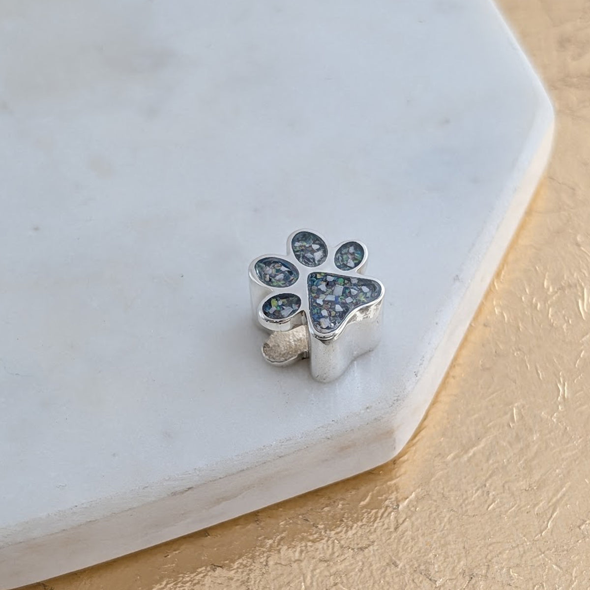 Memorial jewellery for pet ashes