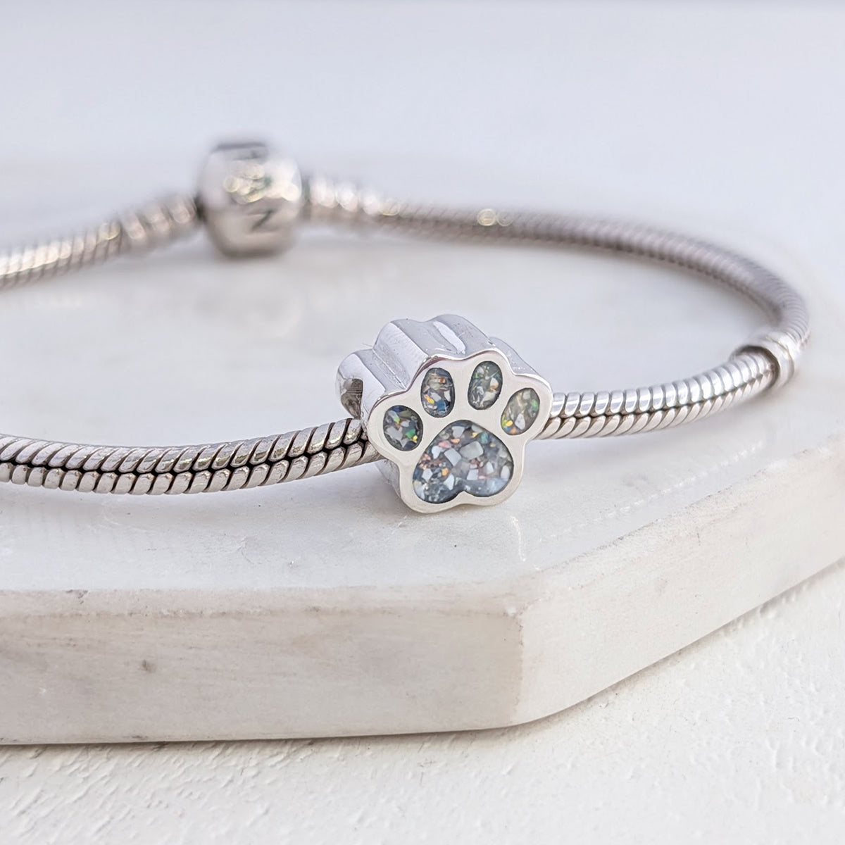 Memorial jewellery for pet ashes